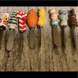 Holiday spreaders and measuring spoons